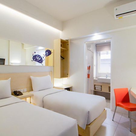 Cleo Hotel Tunjungan Сурабая Екстериор снимка