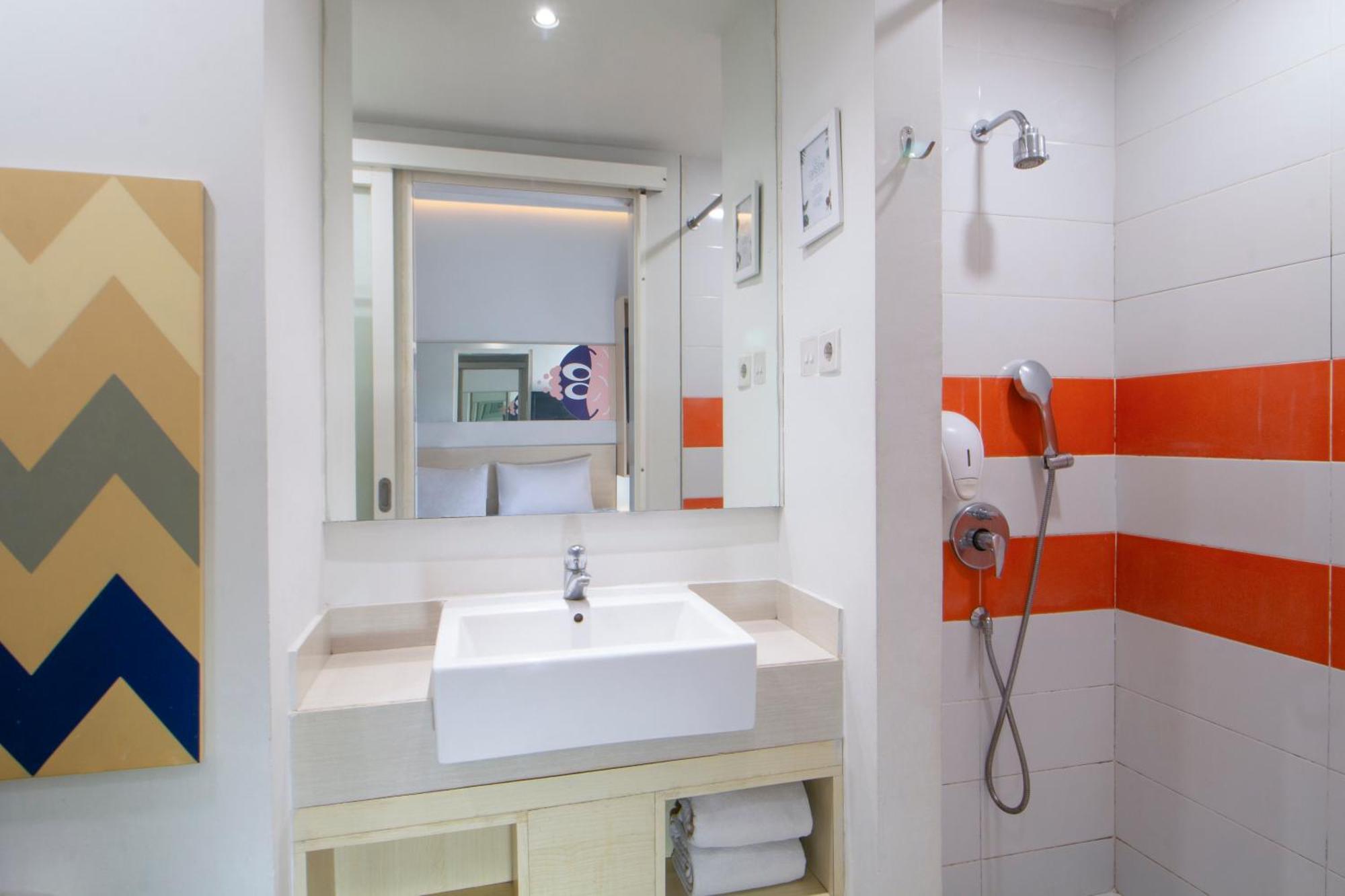 Cleo Hotel Tunjungan Сурабая Екстериор снимка