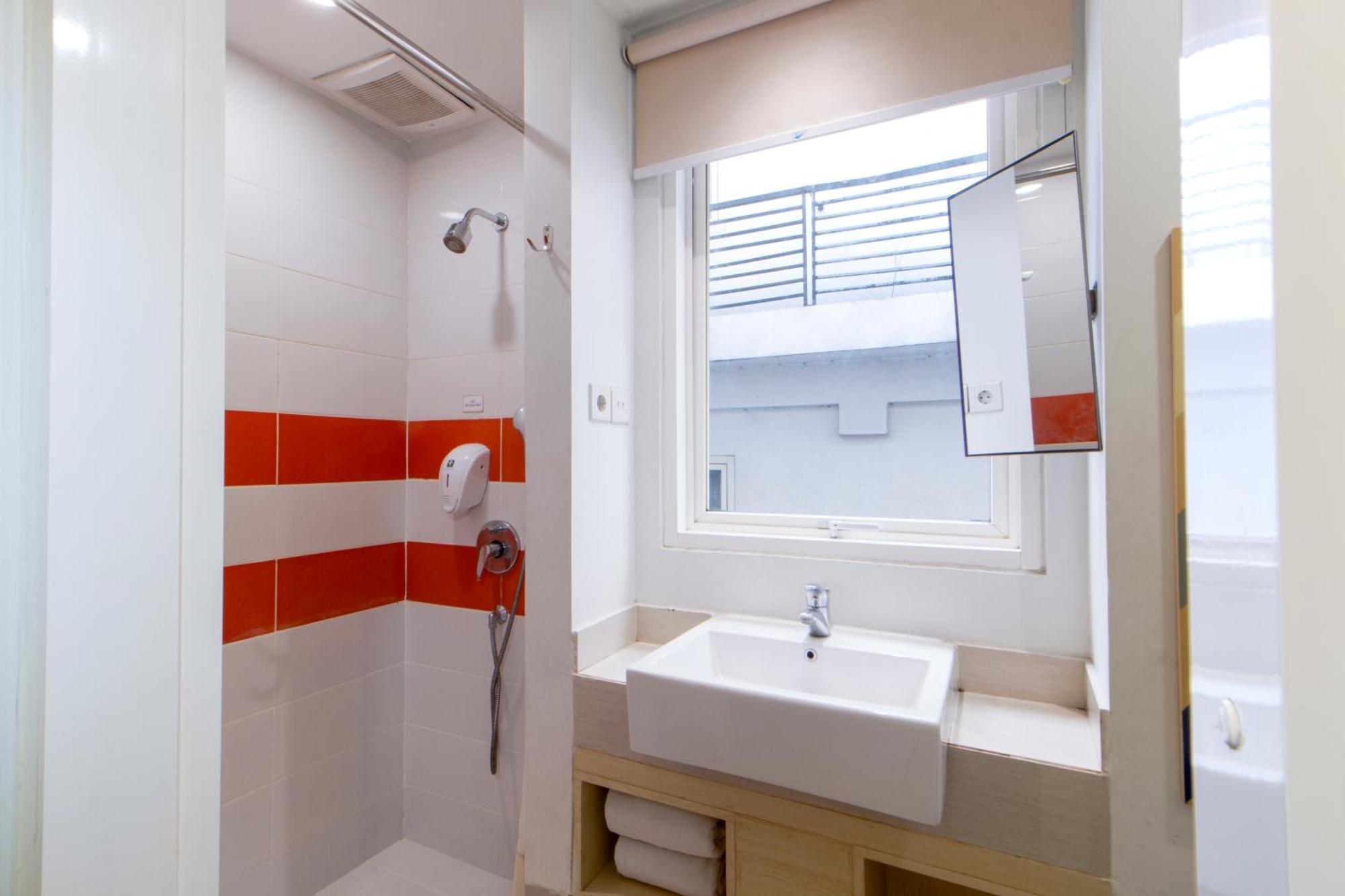 Cleo Hotel Tunjungan Сурабая Екстериор снимка