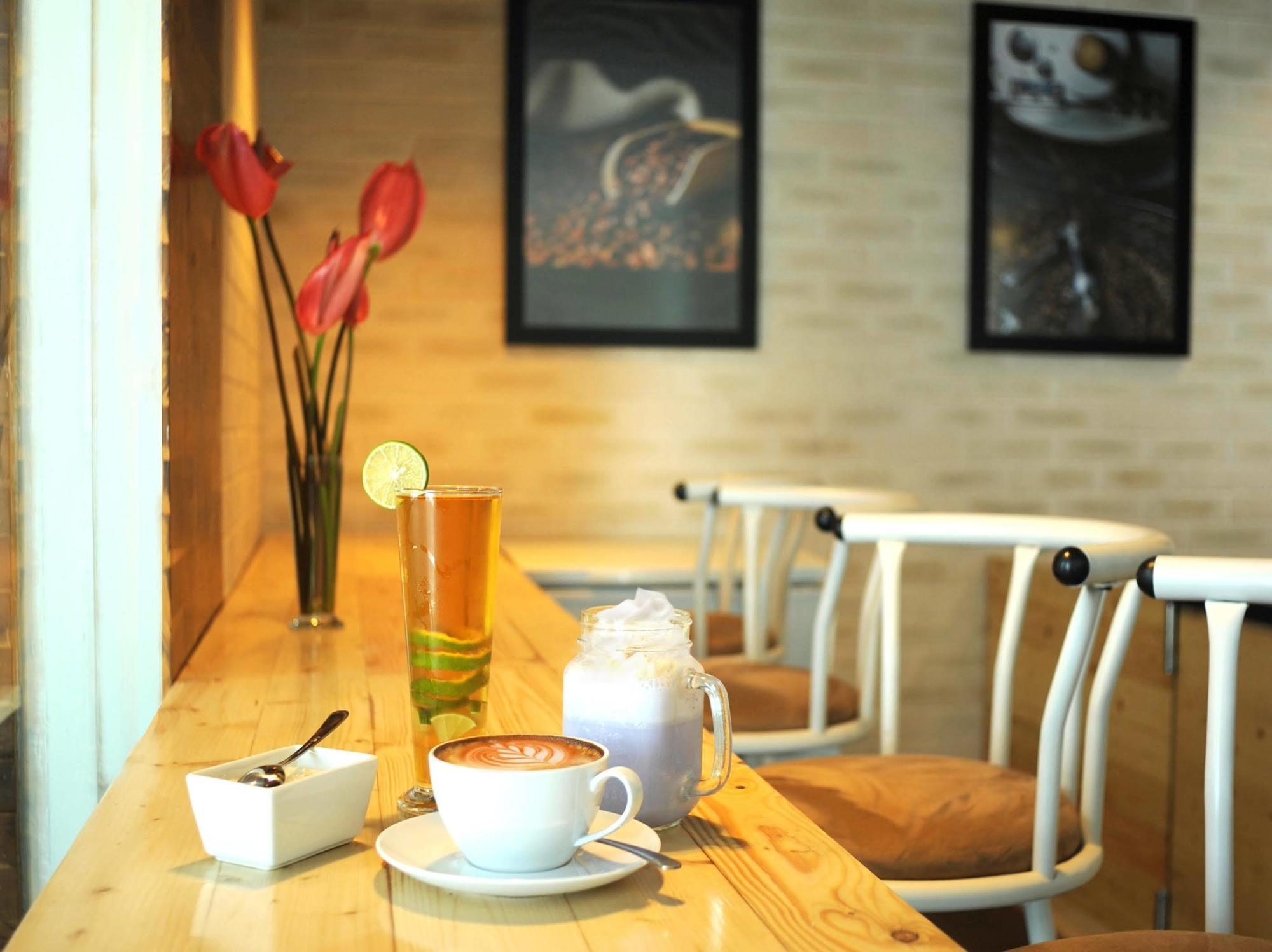Cleo Hotel Tunjungan Сурабая Екстериор снимка