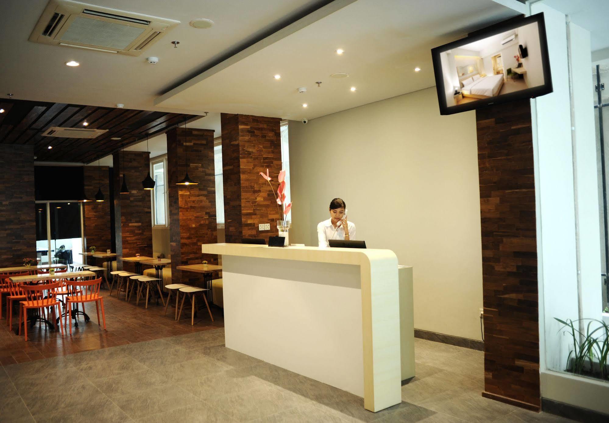Cleo Hotel Tunjungan Сурабая Екстериор снимка