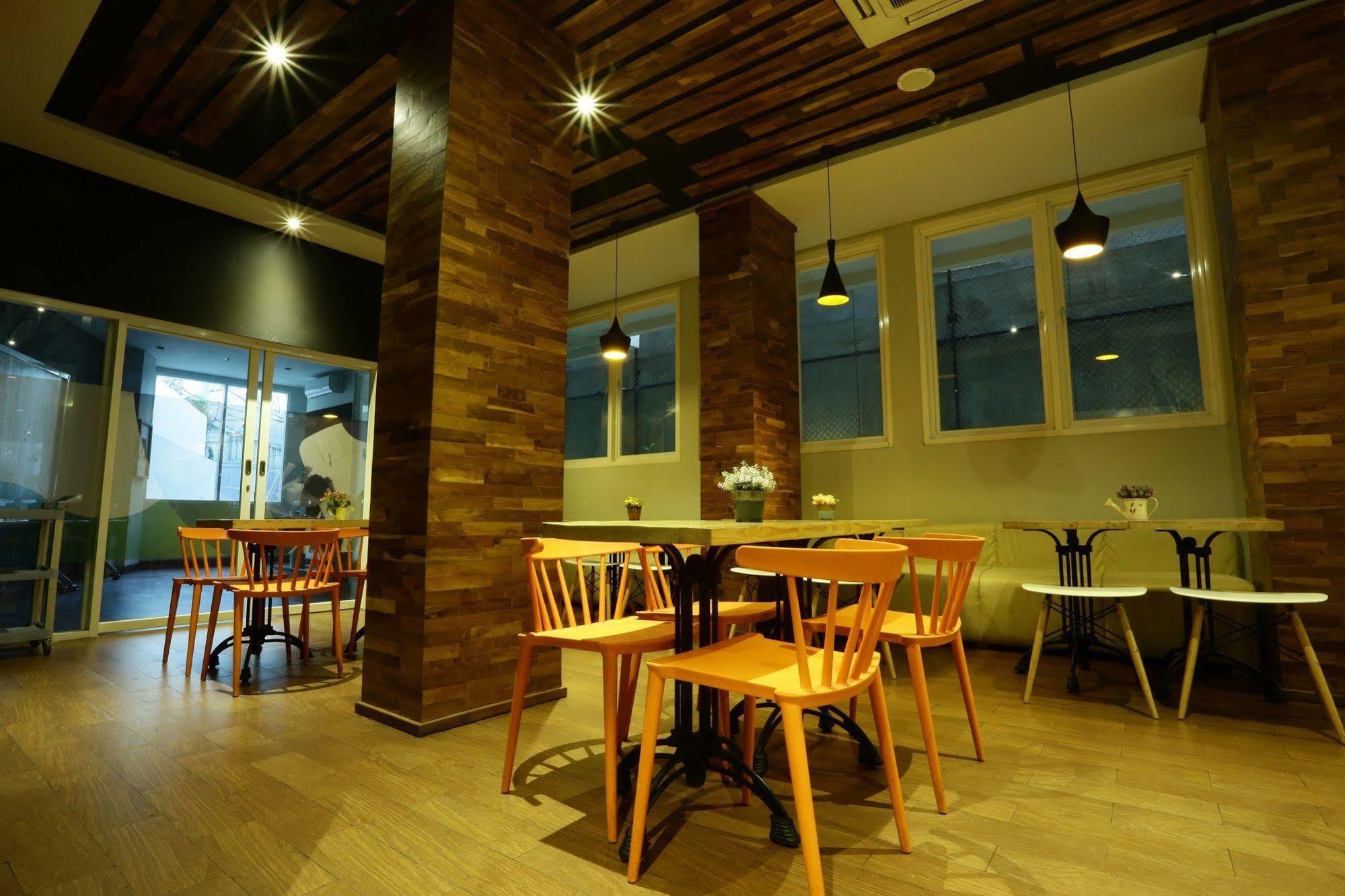 Cleo Hotel Tunjungan Сурабая Екстериор снимка
