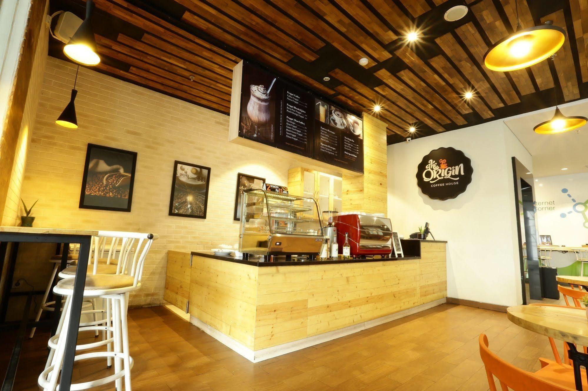 Cleo Hotel Tunjungan Сурабая Екстериор снимка