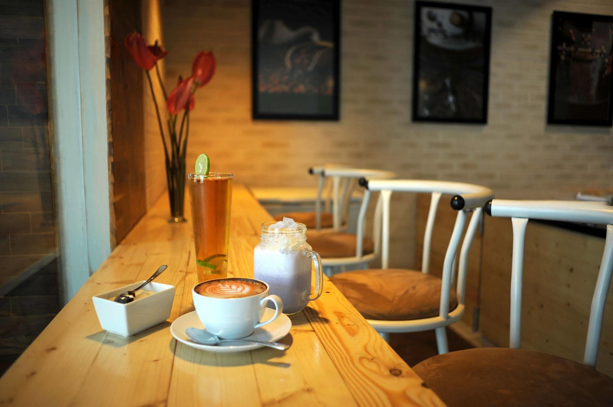 Cleo Hotel Tunjungan Сурабая Екстериор снимка