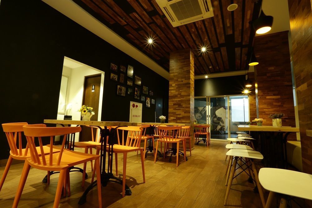 Cleo Hotel Tunjungan Сурабая Екстериор снимка